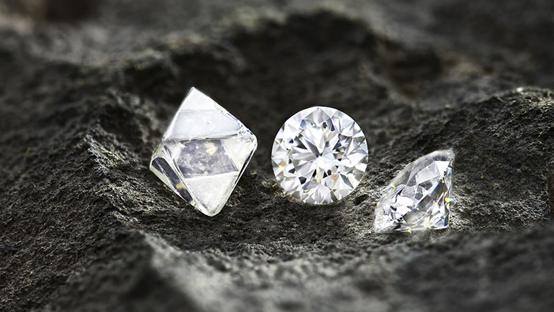 https://www.naturaldiamonds.com/wp-content/uploads/2021/01/Hero-image-Diamond-fr.jpg