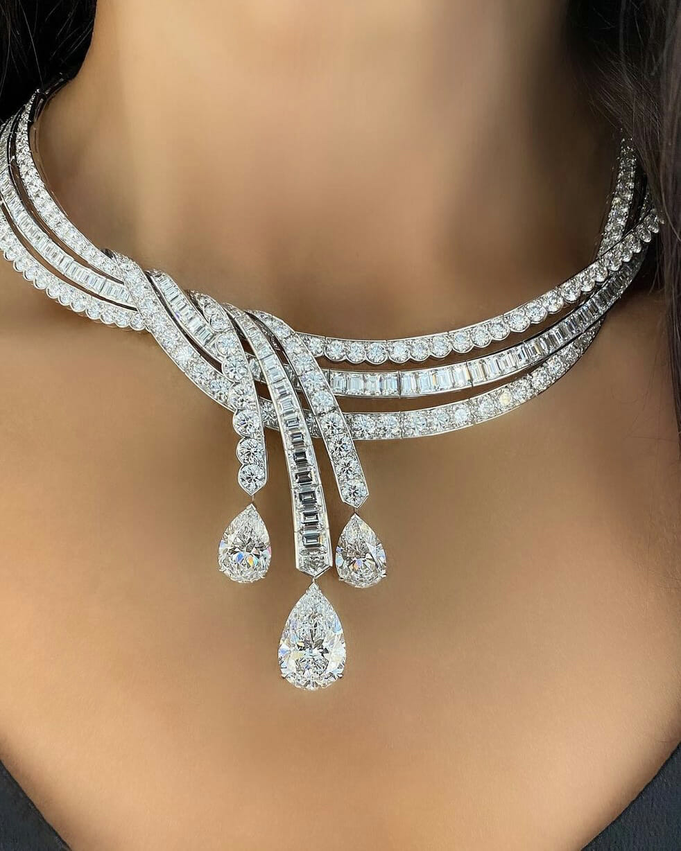 AKDSteel Women Unique Simple Love Shape Design Diamond Necklace Silver :  Amazon.in: Jewellery