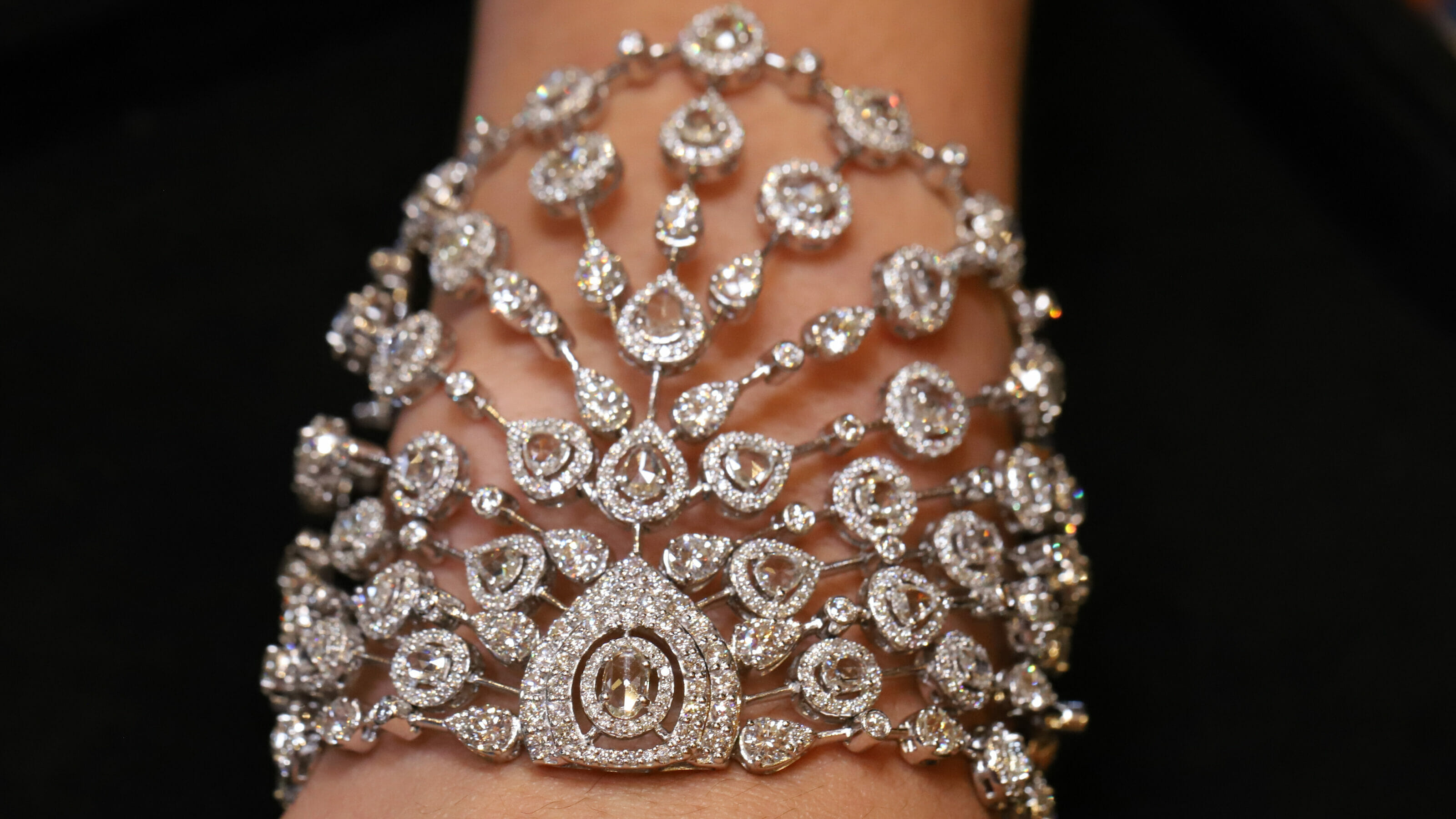Buy 1200+ Designs Online   - India's #1 Online Jewellery Brand