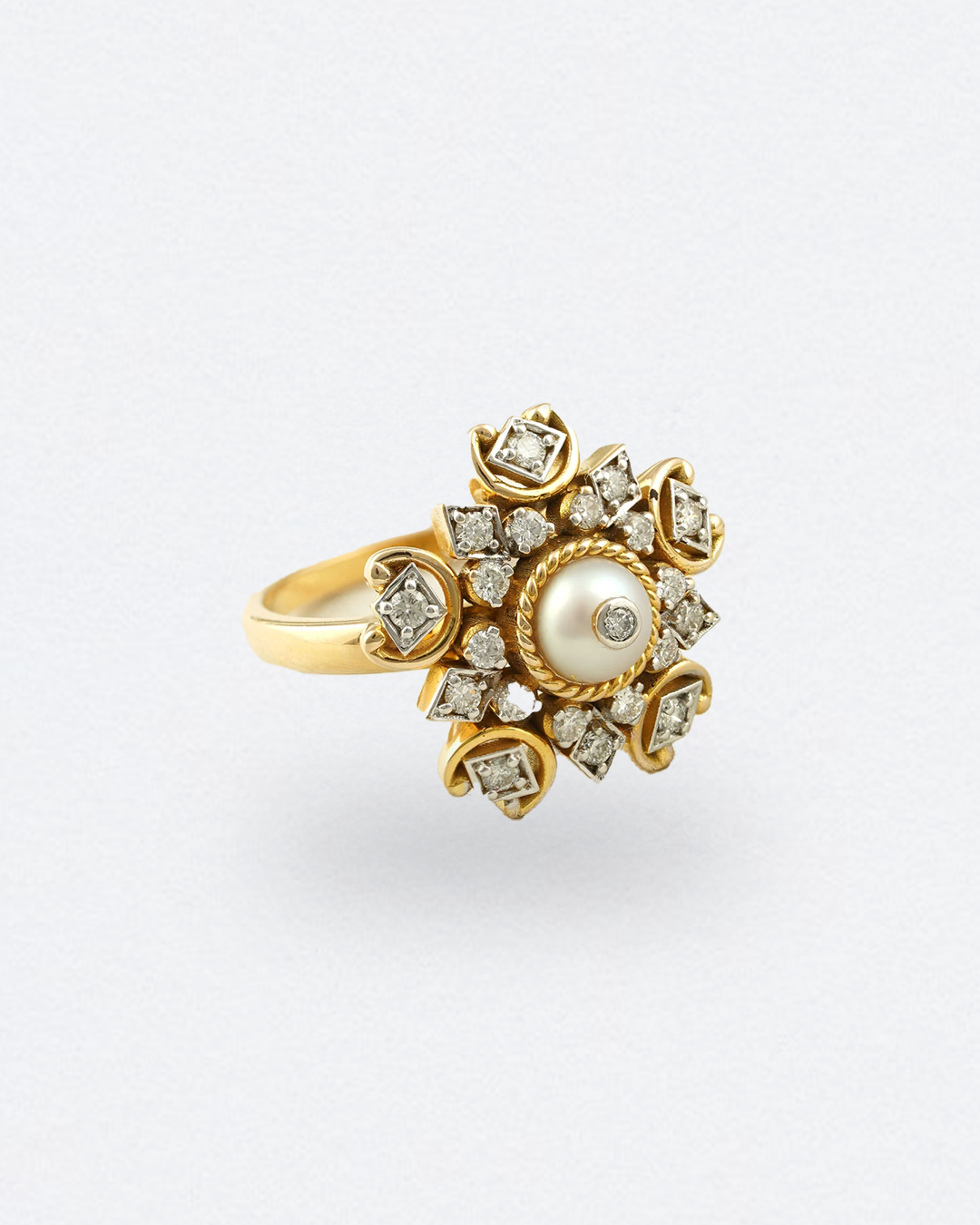 Gold ring with natural diamonds and a pearl 