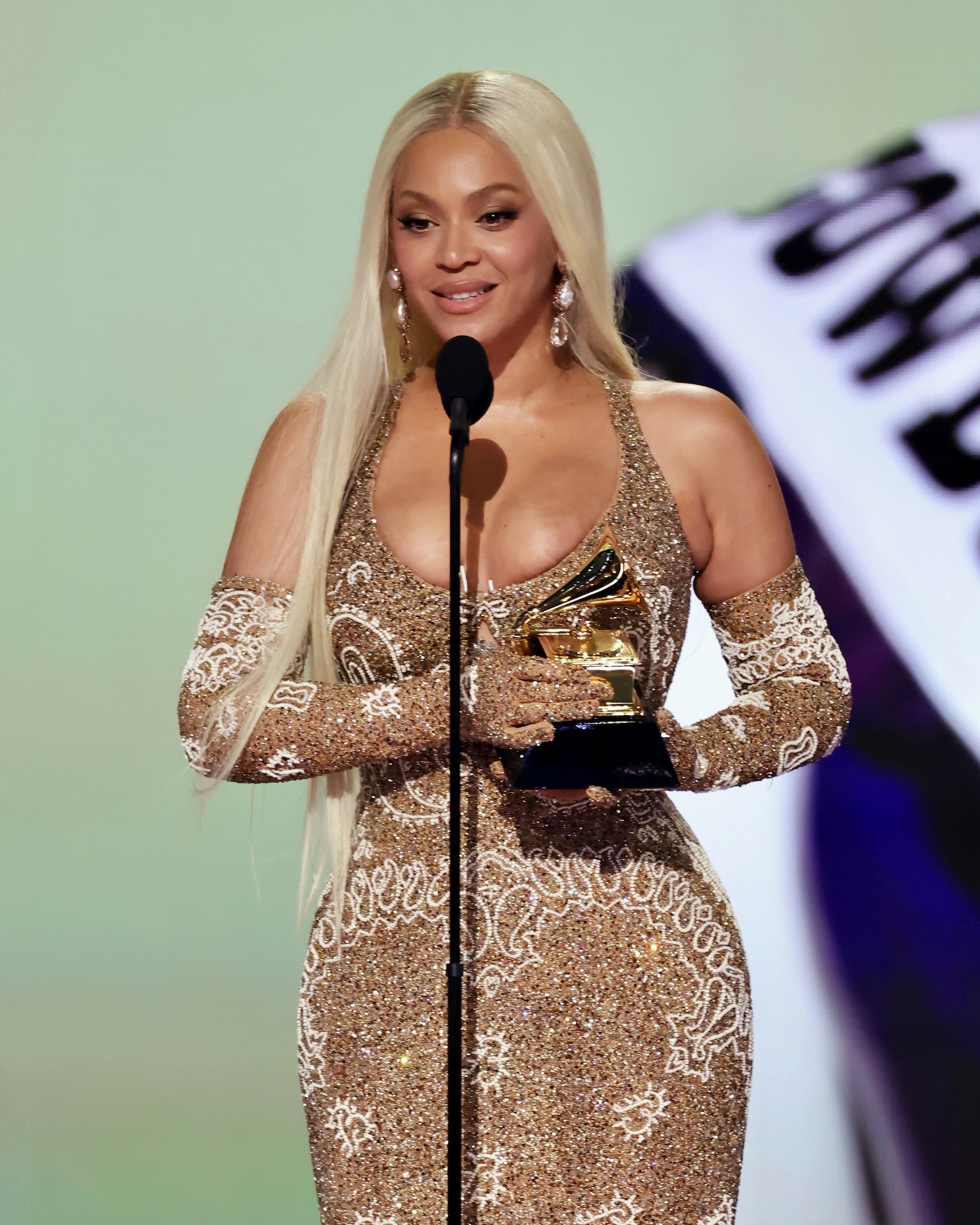 Beyoncé wore Lorraine Schwartz diamond jewelry at the Grammy Awards 2025.