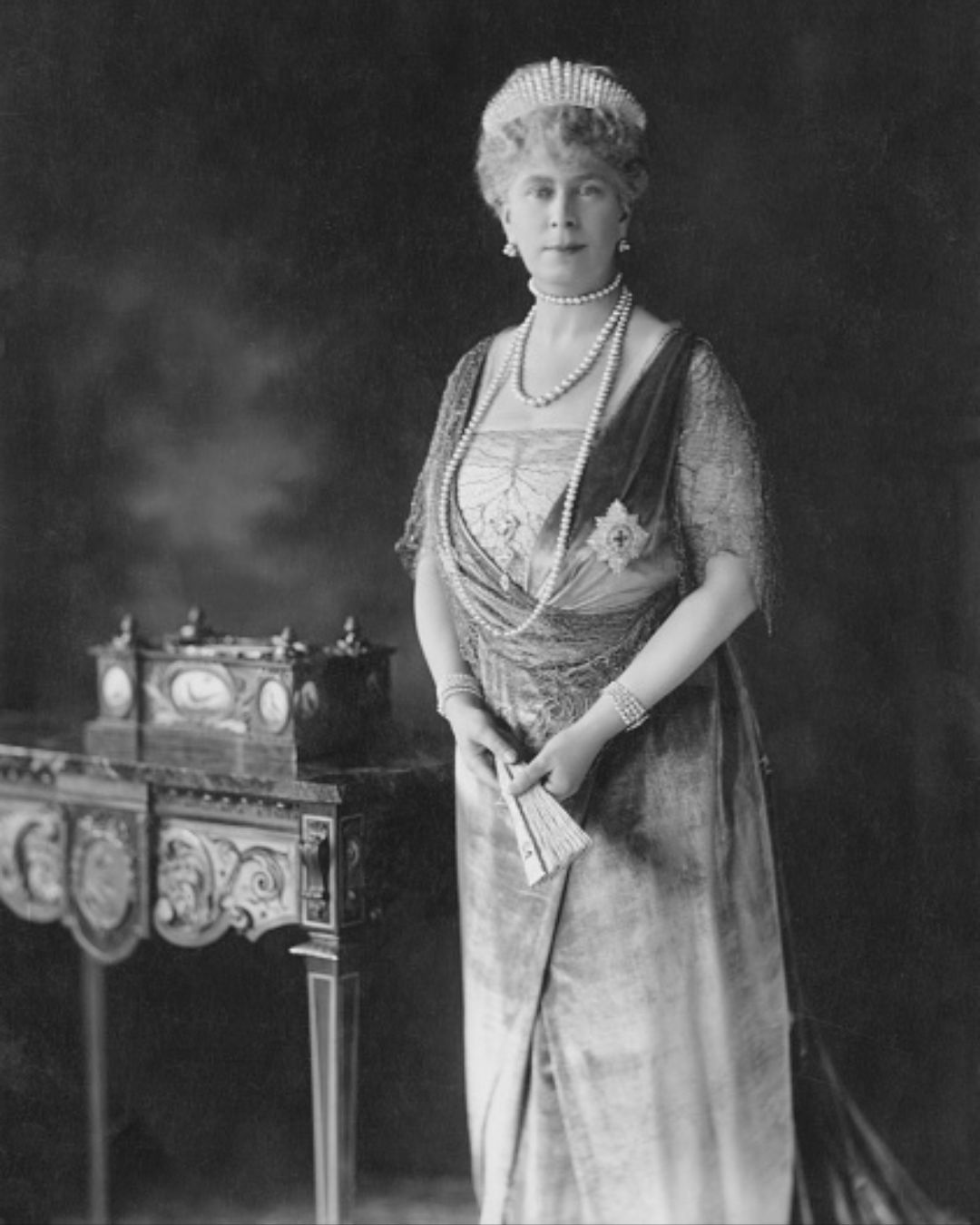 Queen Mary wears royal diamonds