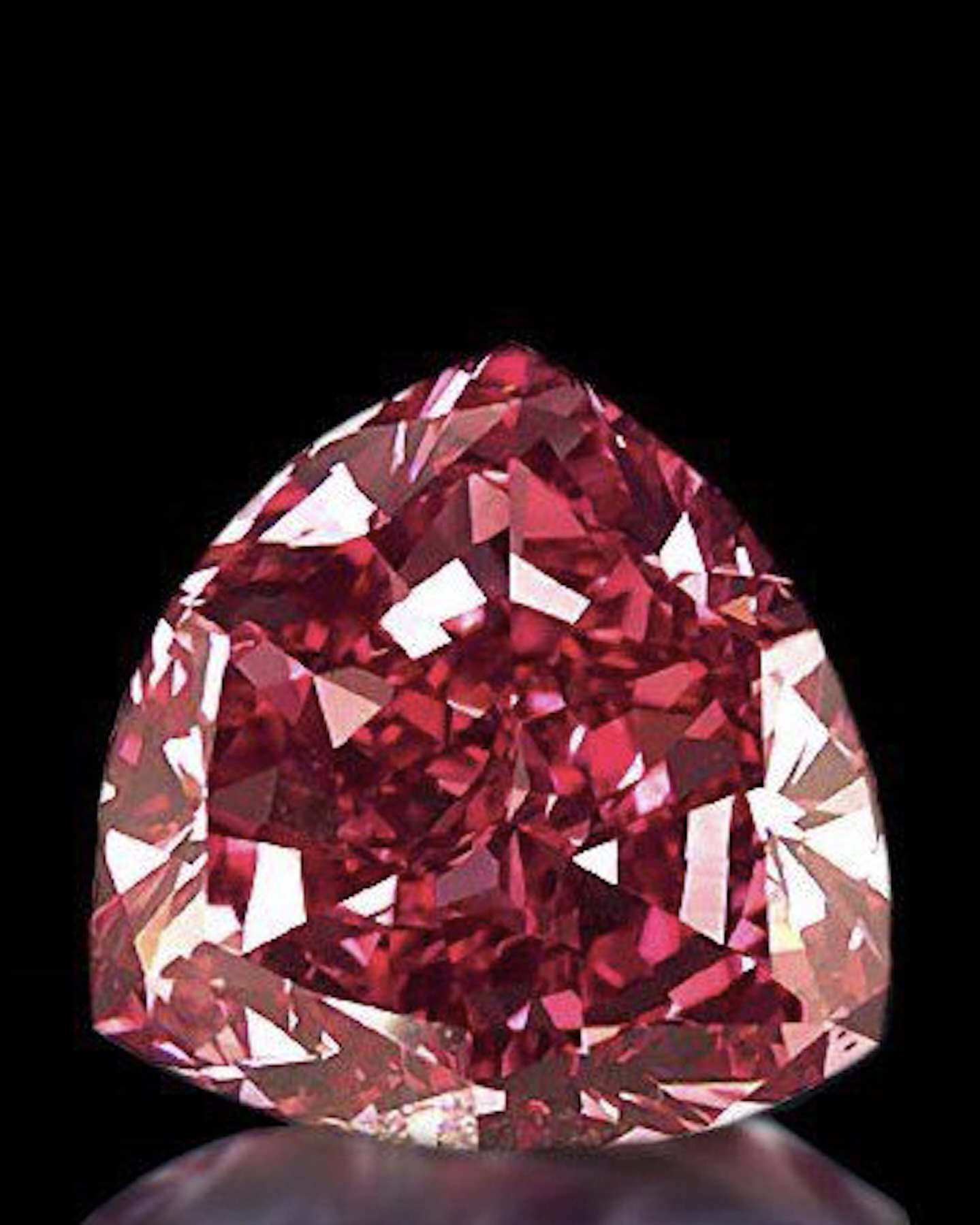 EPD Moussaieff Red Diamond Red Shield Diamond 03 IMG 4x5 2